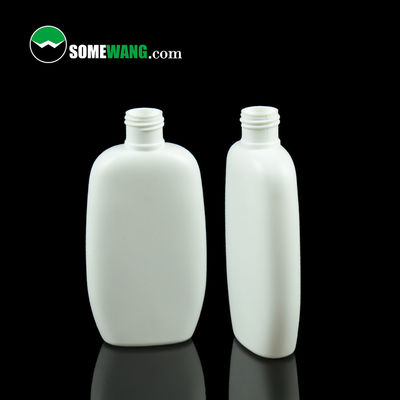 La botella plana 100ml 138ml 200ml del PE modificó la botella para requisitos particulares cosmética